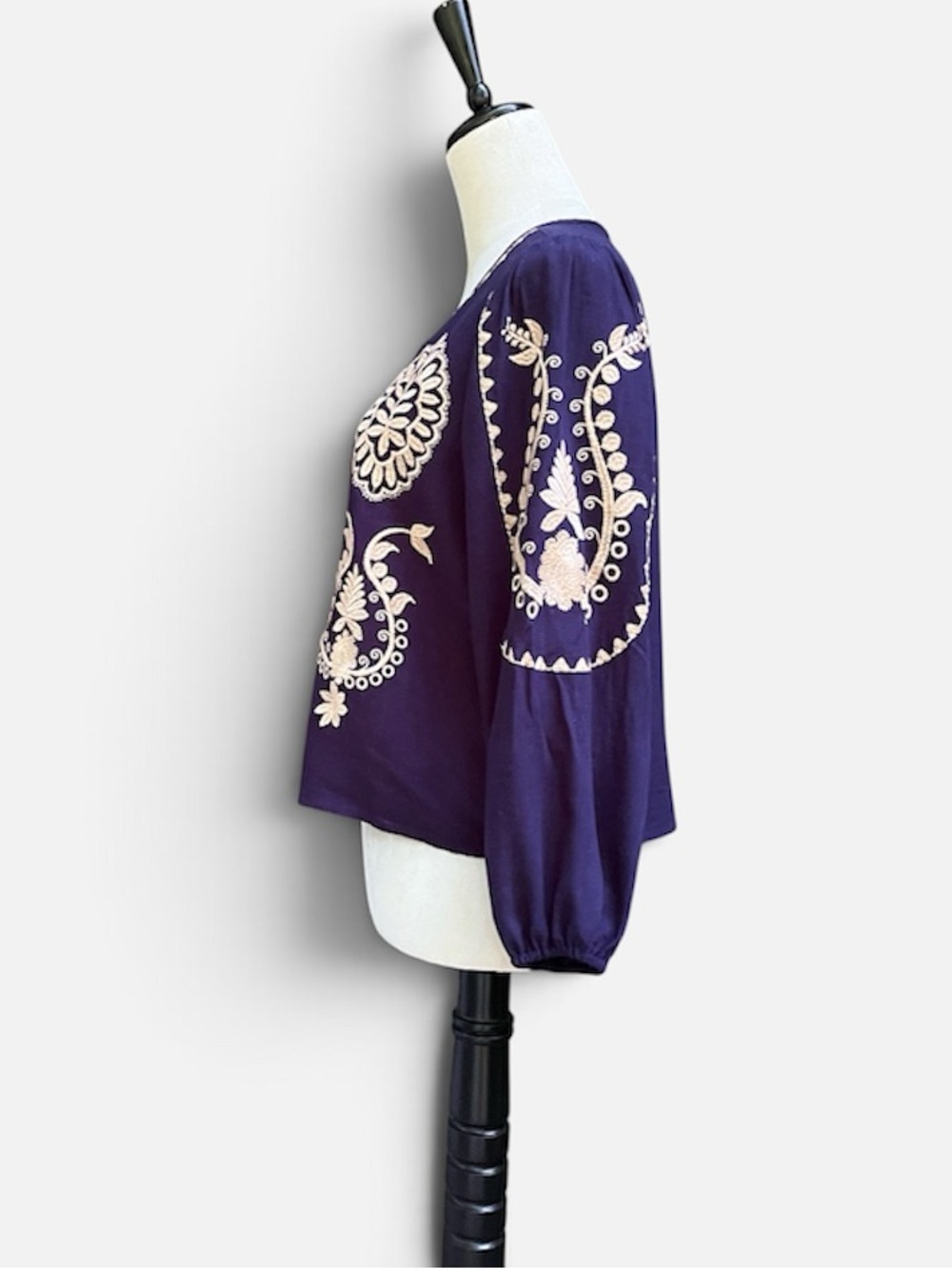 Solitaire Linen Blend Button Front Embroidered Blouse in Navy/Tan Sz M - Picture 5 of 11